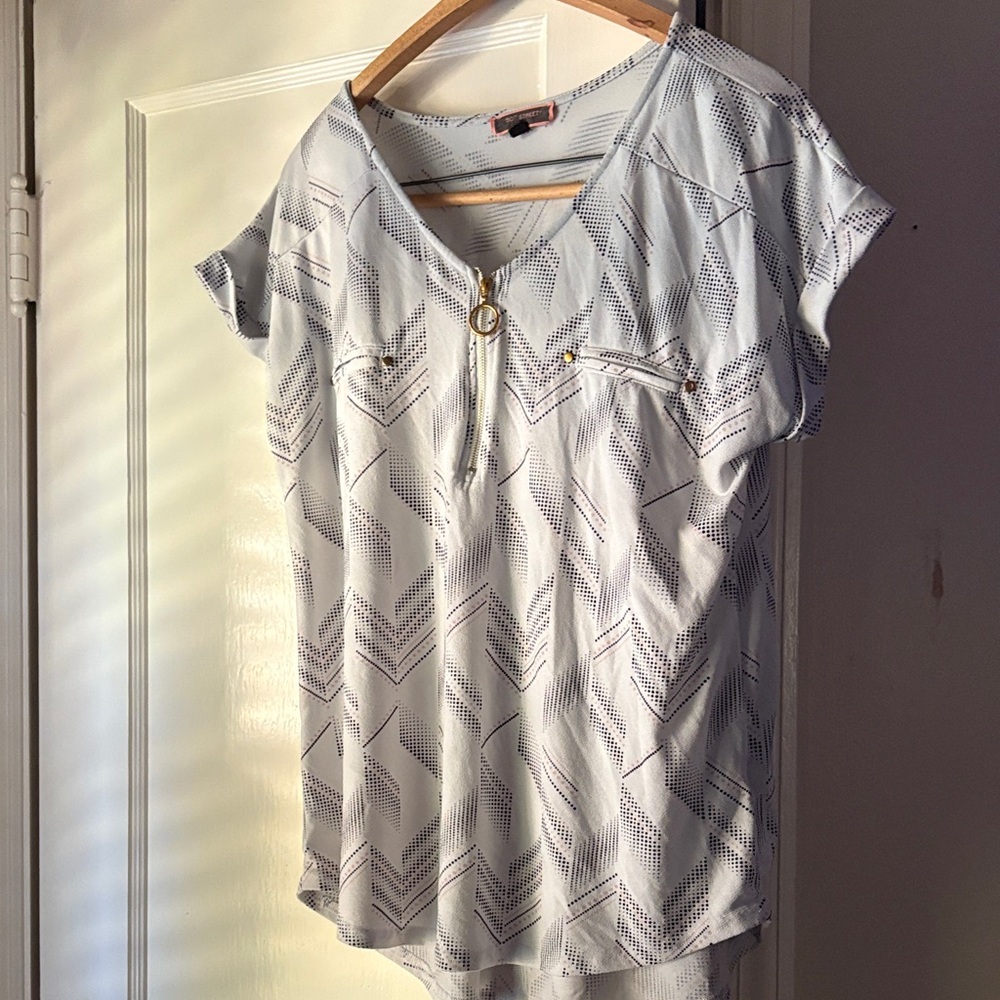 Super cute petite chevron design blouse